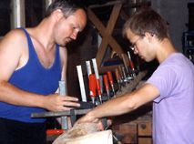 Die H�lften werden zusammengeleimt